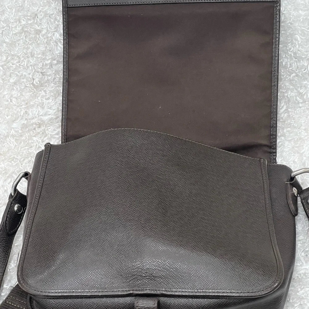 Louis Vuitton Taiga Roman Leather Messenger Bag.
